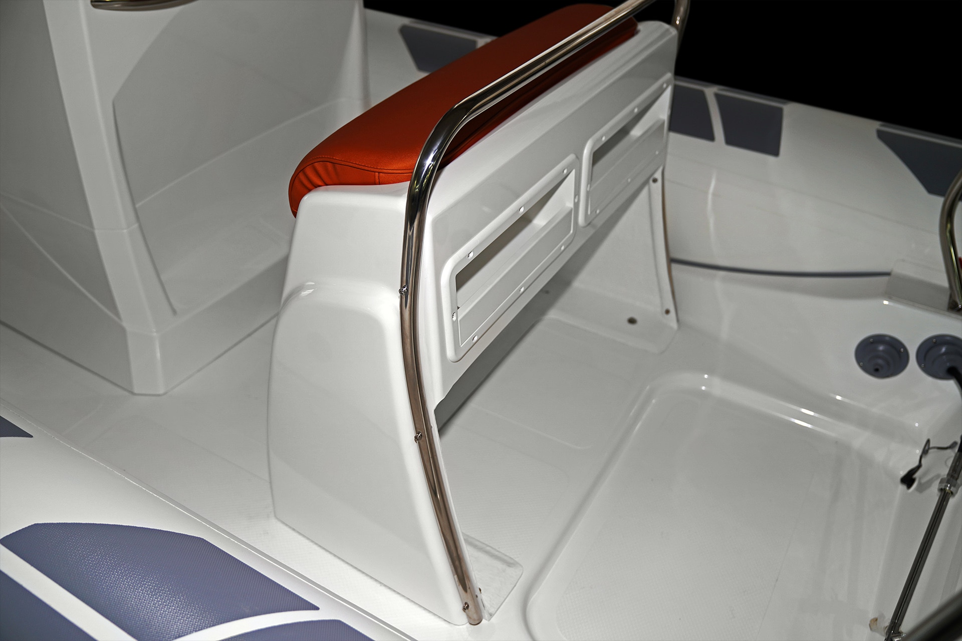 Falcon 570 pilot seat with stowage
